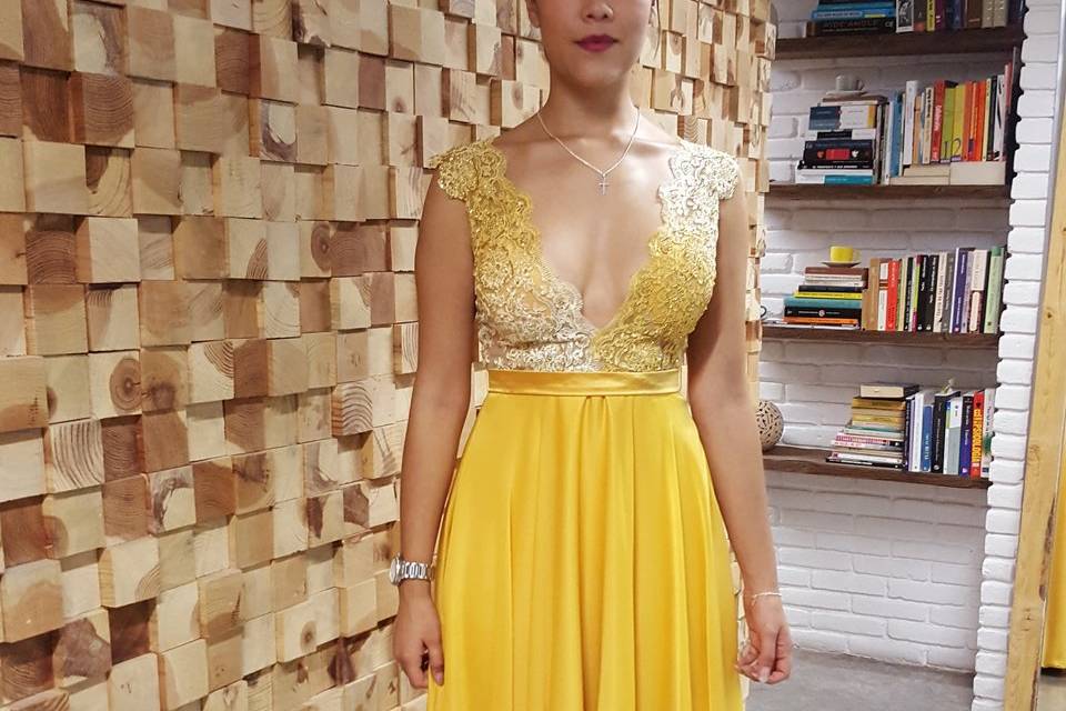 Vestido en tul bordado y gasa