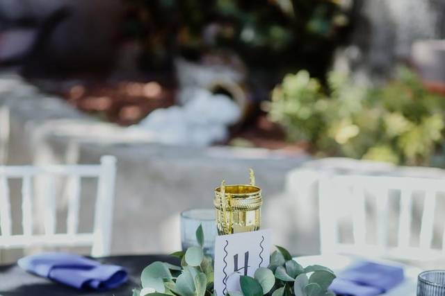 Vajilla blanca con servilletas moradas