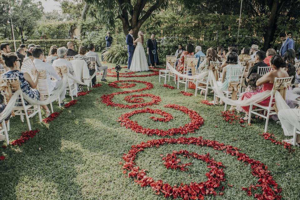 Pasillo nupcial decorado con pétalos rojos