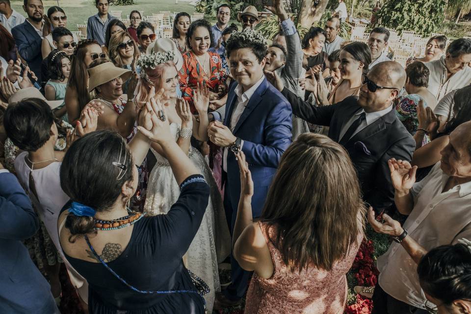 Festejando a los recién casados