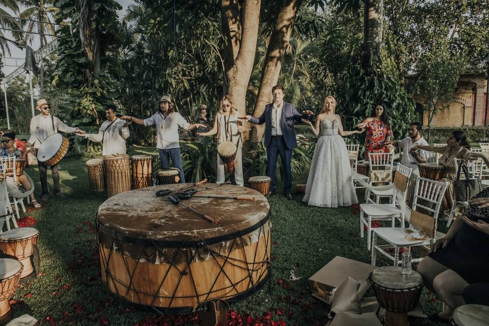 Bailando y tocando el tambor