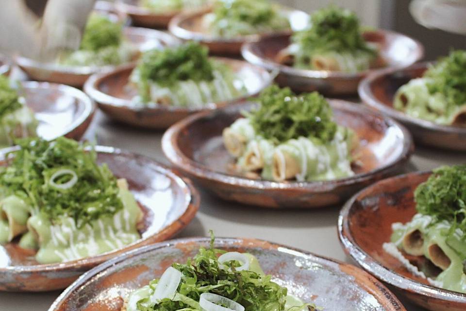 Flautitas y salsa de aguacate