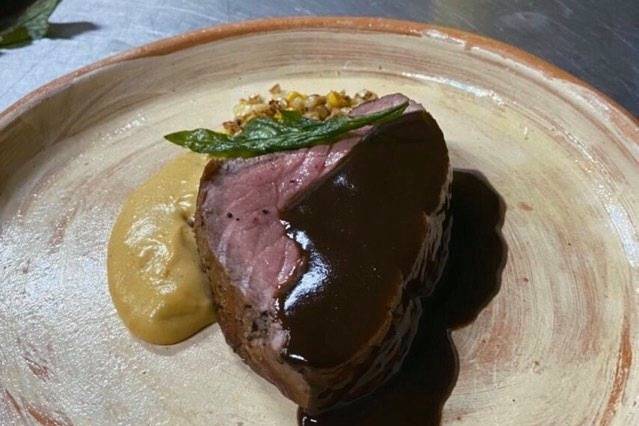 Filete de res, puré de plátano