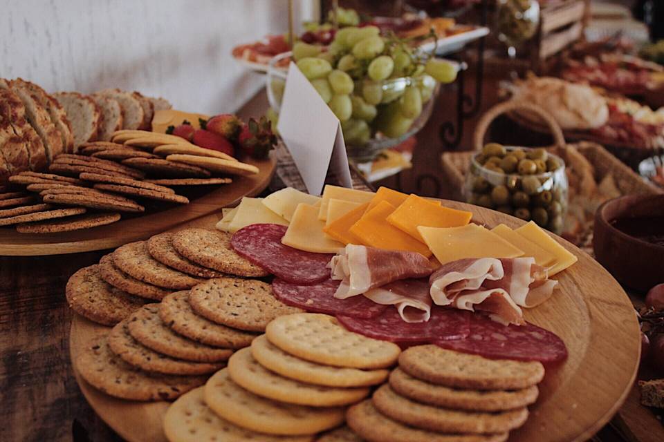 Mesa de quesos y carnes frías