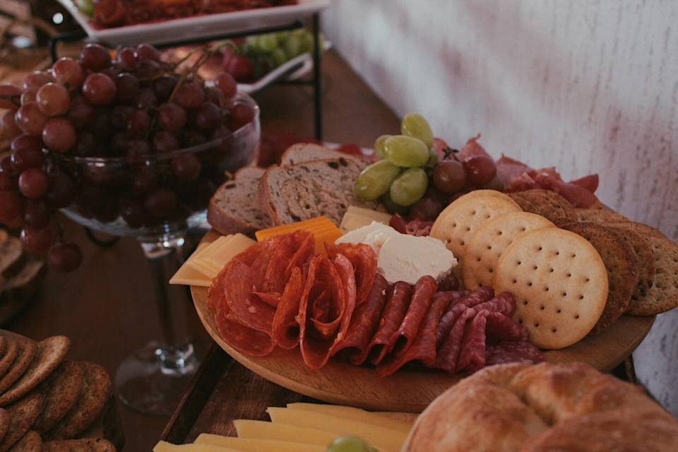 Mesa de quesos y carnes