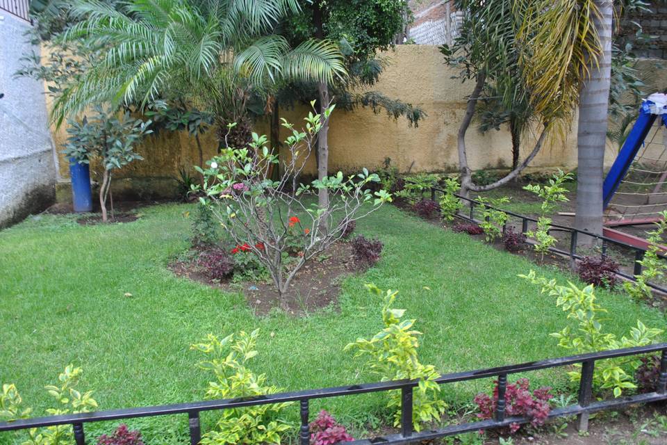 Jardín cerca de los baños