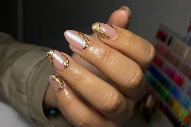 Uñas rosas con dorado