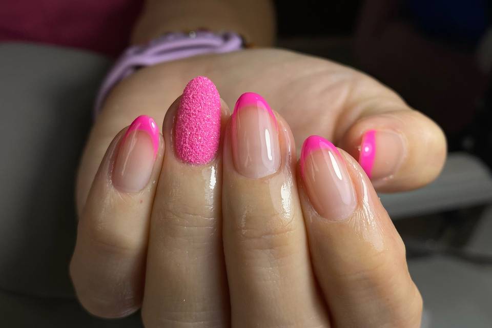 Uñas con rosa fluorscente
