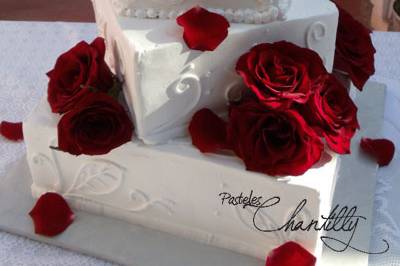 Pastel de boda en chantilly con rosas naturales