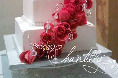 Pastel con cascada de rosas