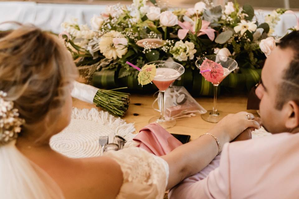 Pareja de espalda en su mesa de novios