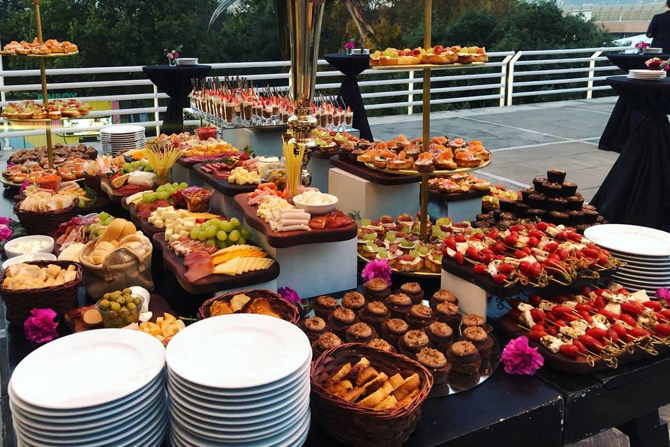 Mesa de canapés y carnes frías