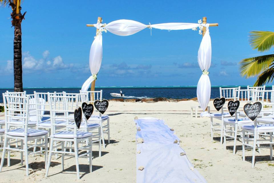 Altar en la playa.