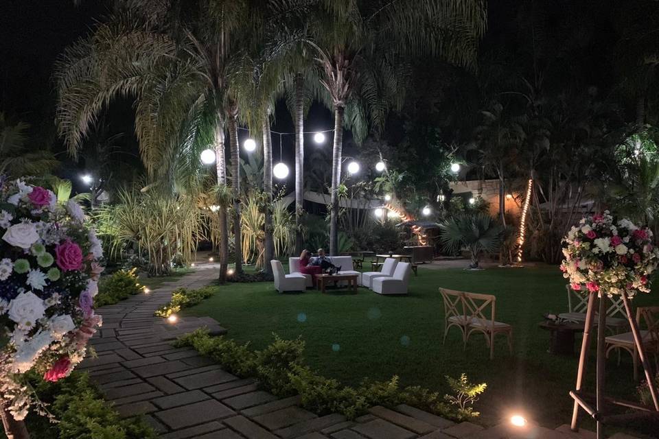 Jardín de noche