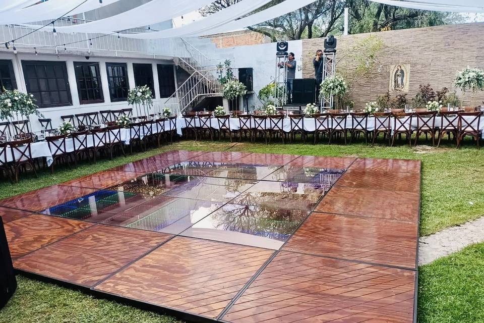 Jardín con pista de baile de madera y led
