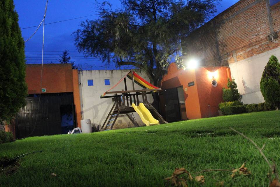 Jardín de noche