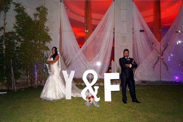 Los novios y sus iniciales