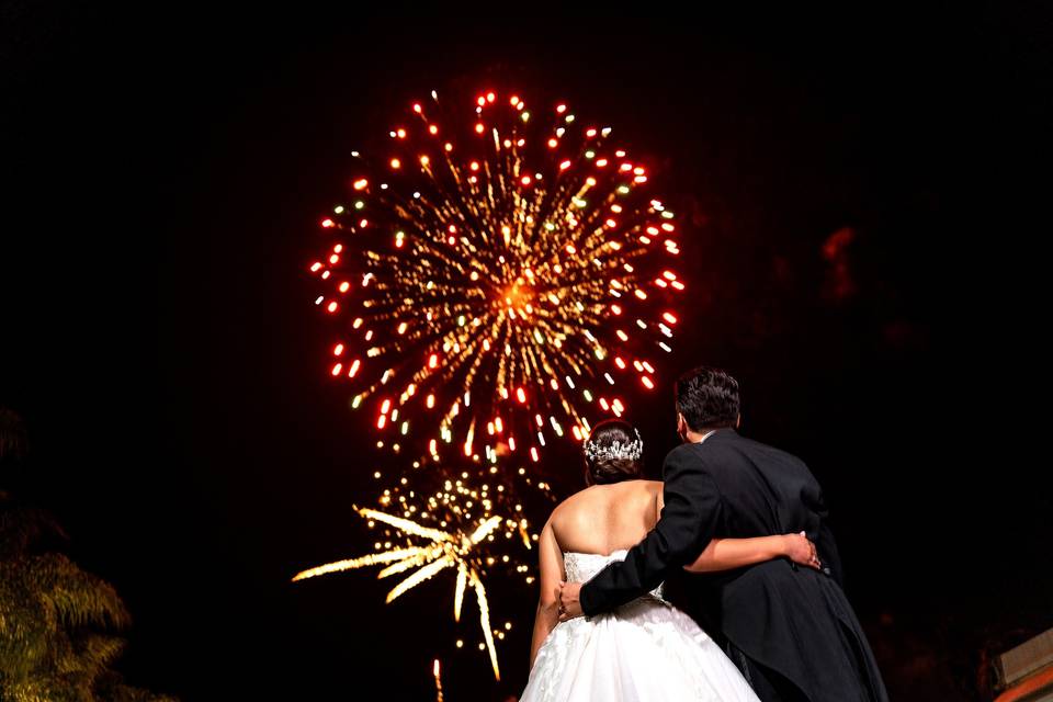 Novios viendo fuegos artificiales