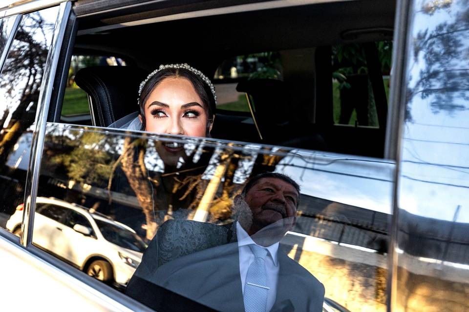 Novia mirando por la ventana del carro