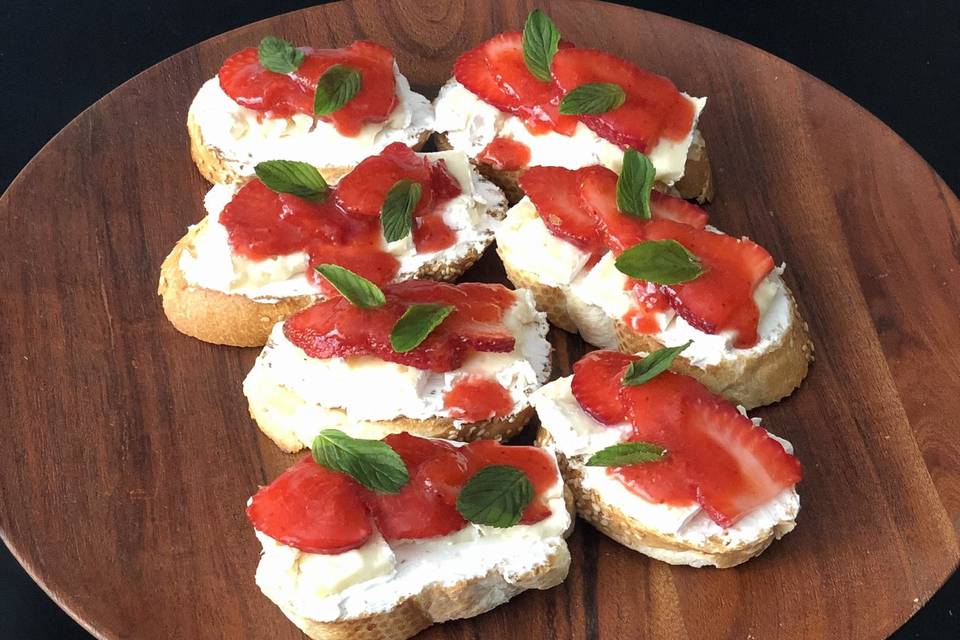 Tapas de fresas y queso brie