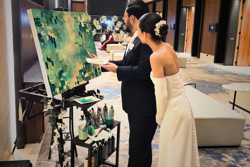 Novios pintando en su boda