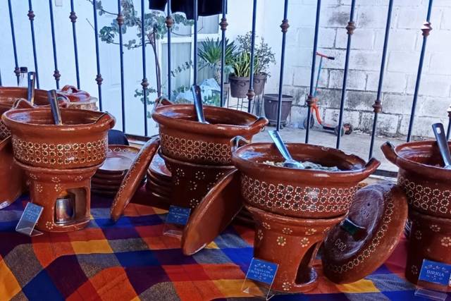 Mesa con cazuelas de barro