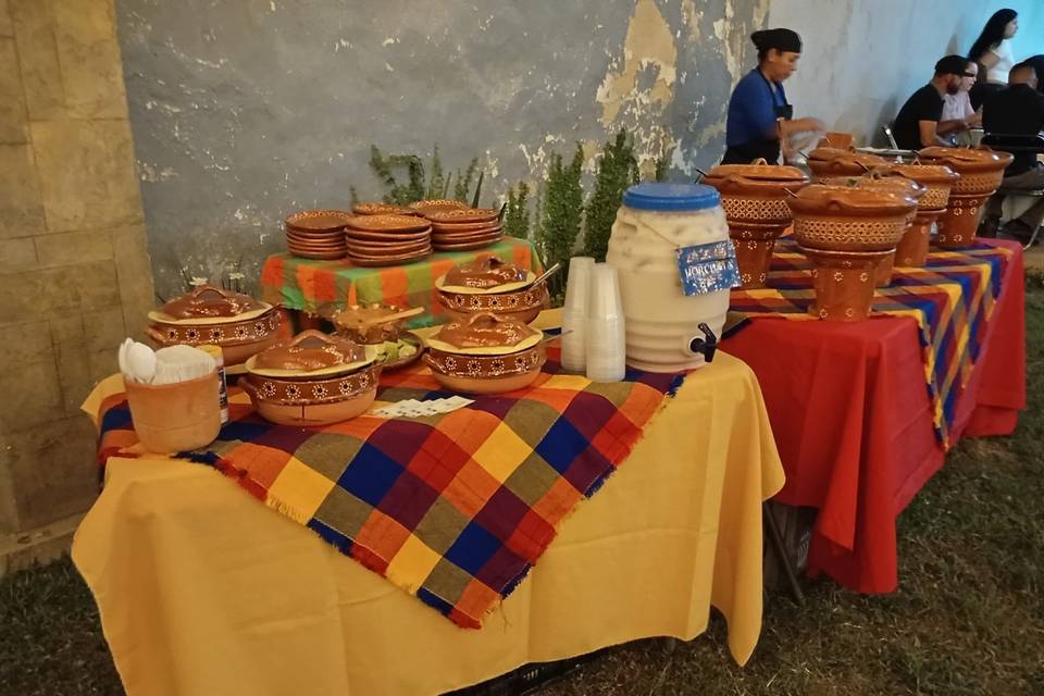 Mesa estilo buffet con comida mexicana