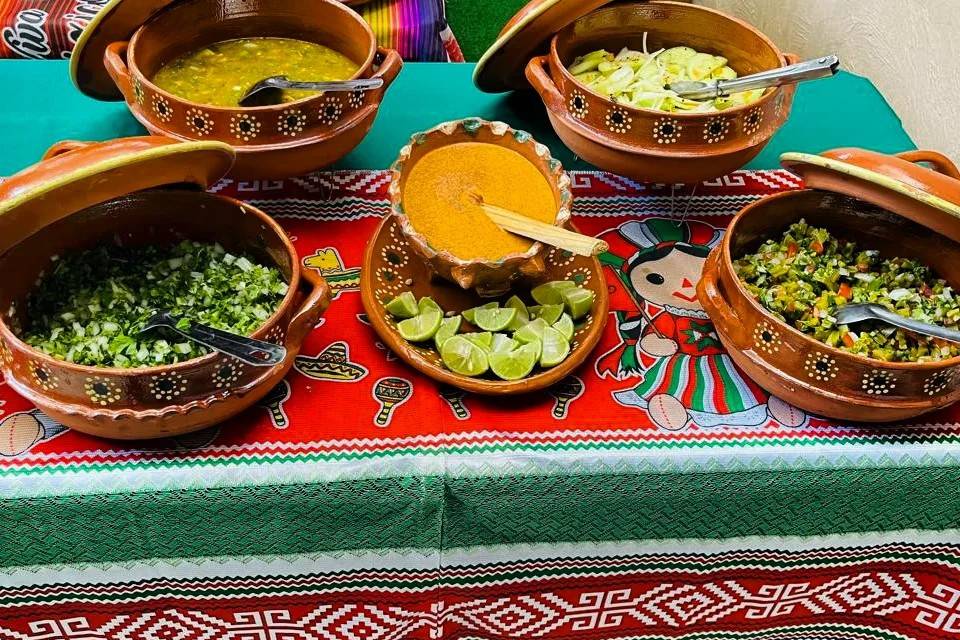 Mesa con salsas mexicanas