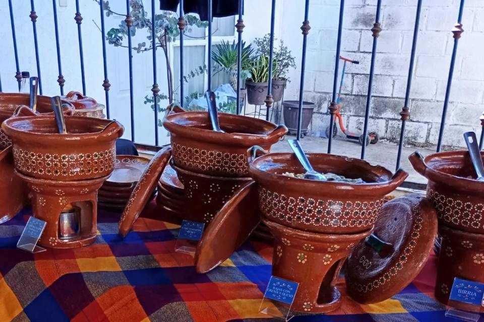 Mesa con cazuelas de barro