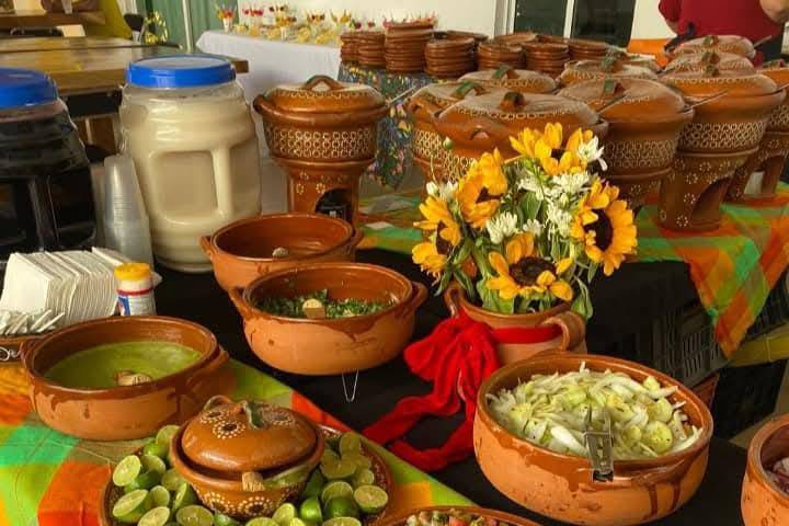 Mesa con cazuelas de barro con guisados