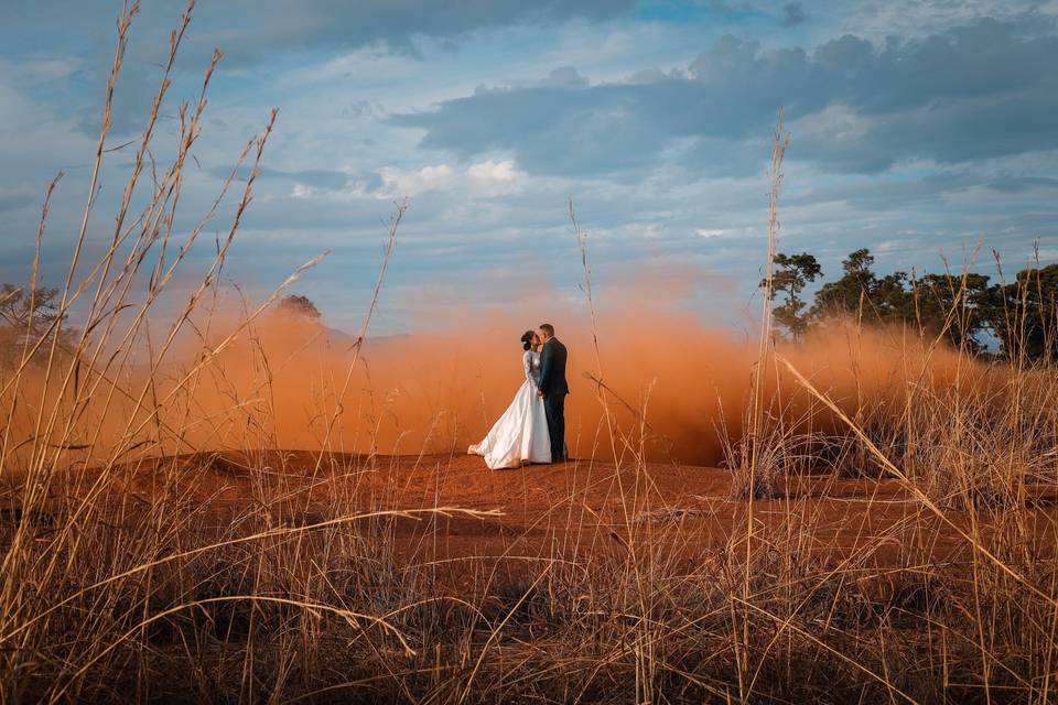 Novios besándose en medio del campo