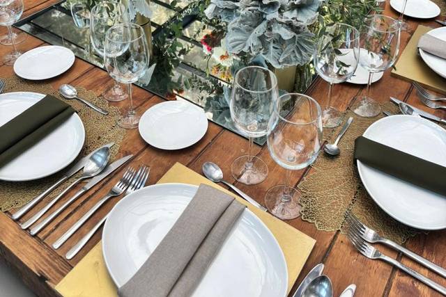 Mesa con arreglo floral en el centro