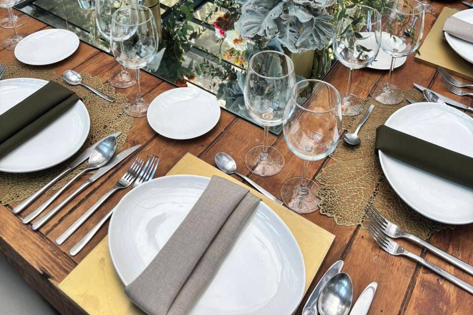 Mesa con arreglo floral en el centro