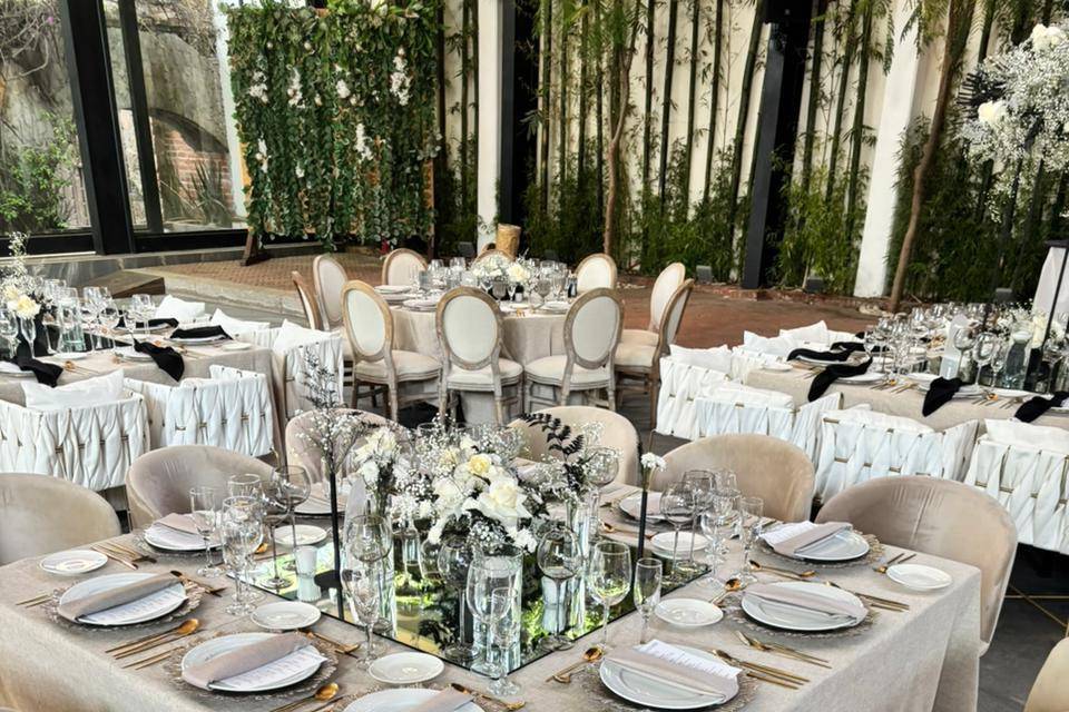 Mesa cuadrada decorada en tono beige