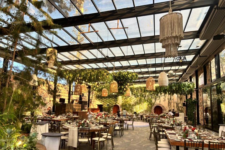 Terraza decorada con lámparas