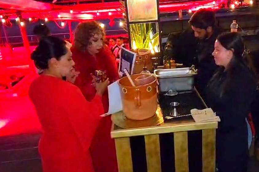 Chicas tomando un cantarito gigante
