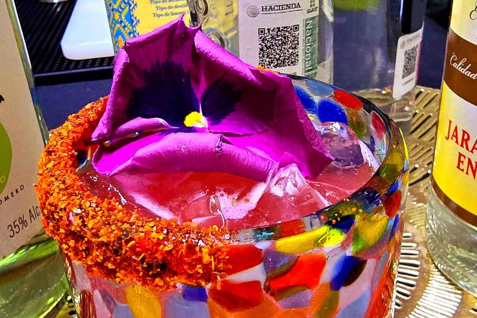 Bebida con chile en el vaso