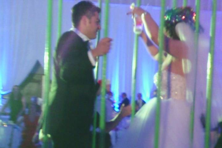 Y los novios bailan