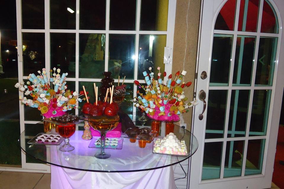 Mesa de dulces y botanas