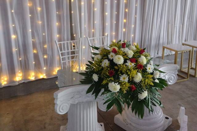 Mesa de novios con flores