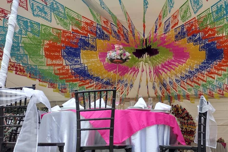 Papel picado en el techo para eventos