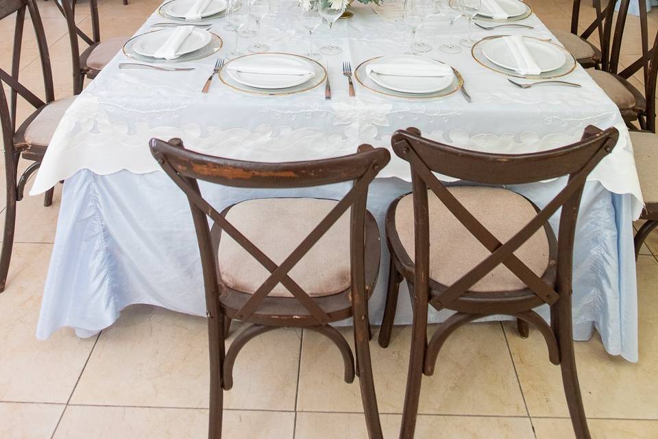 Mesa con mantel y vajilla blanca