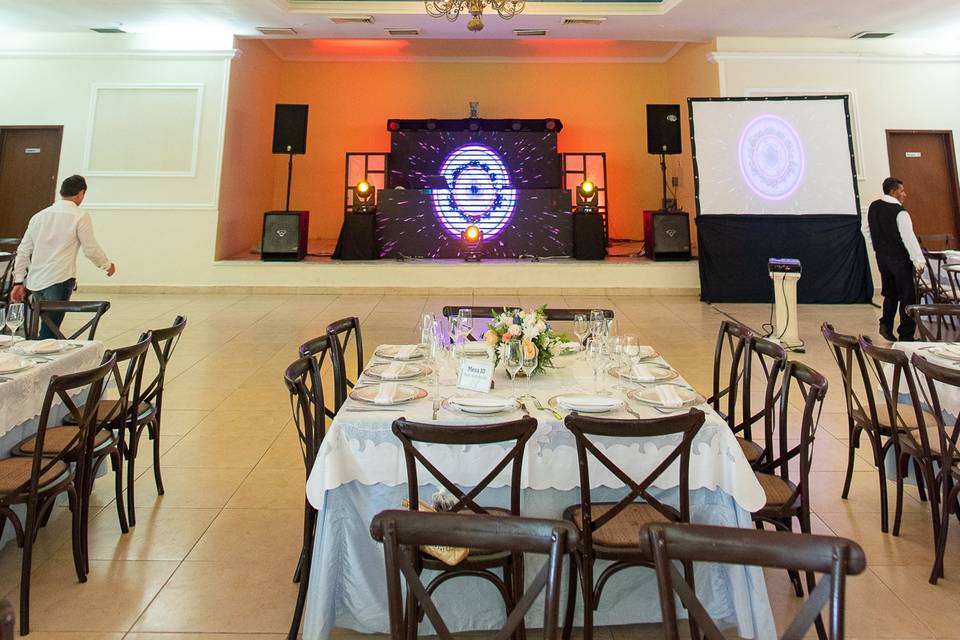 Espacio para eventos con mesas