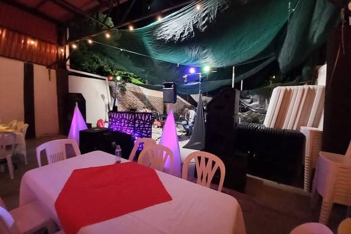 Mesa con mantel blanco y rojo