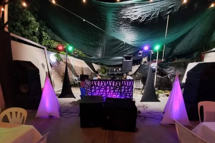 Cabina negra de DJ con luces