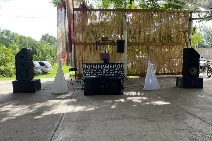 Cabina negra de DJ en evento