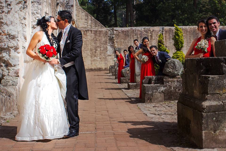 Novios acompañados