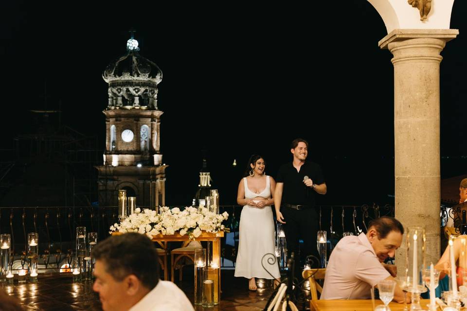 Novios en una terraza de noche