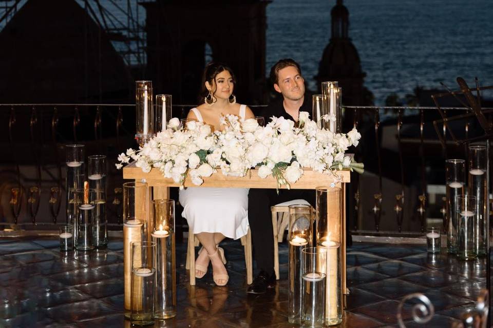 Novios sentados con vista a la iglesia