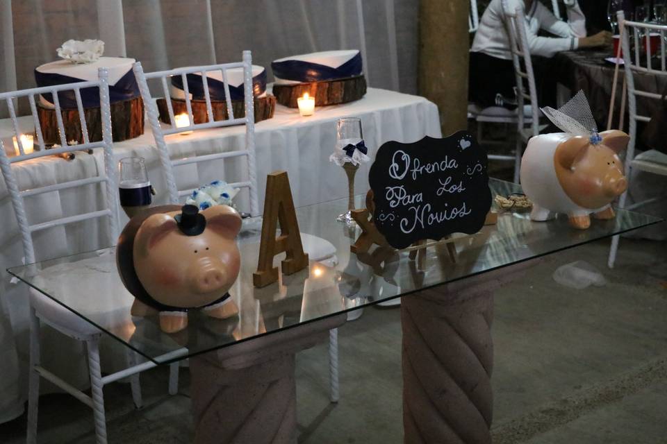 Mesa para novios adornada